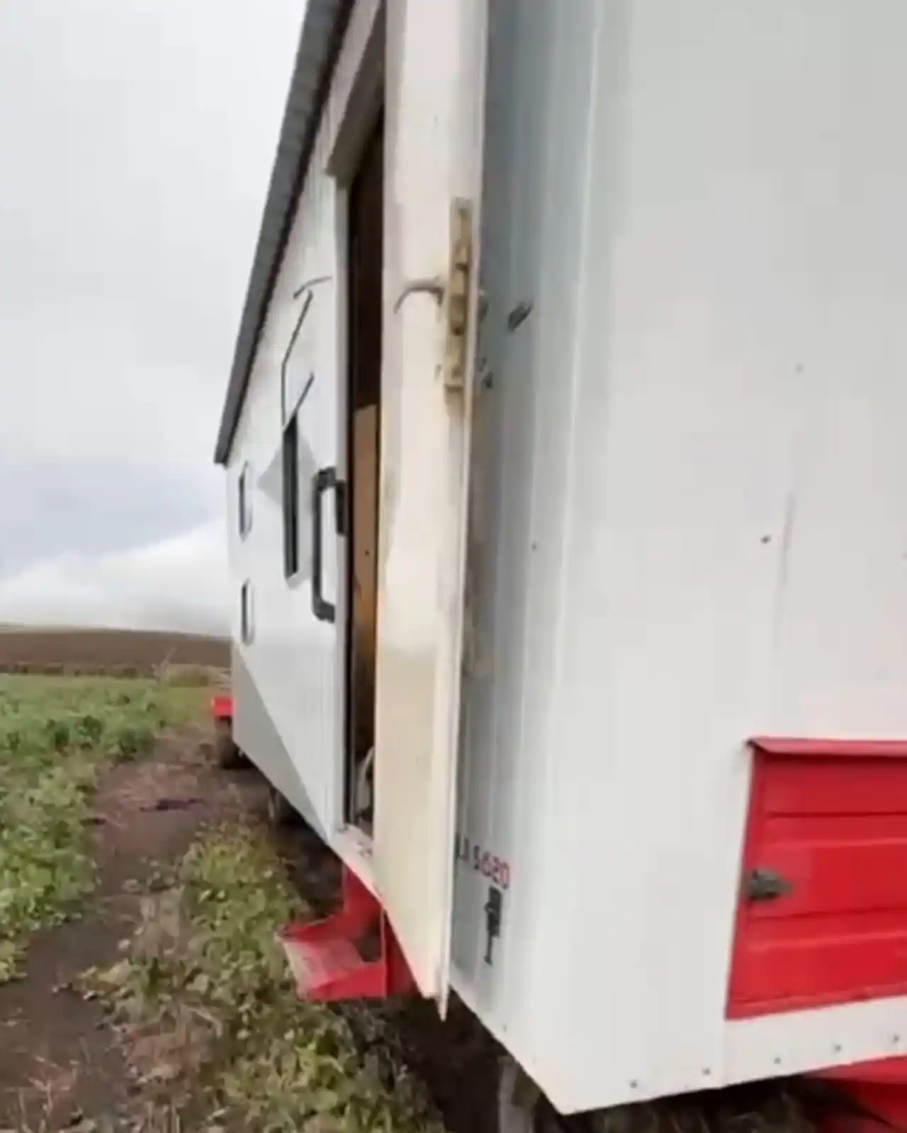 La casilla que sufrió el ingreso de los ladrones.