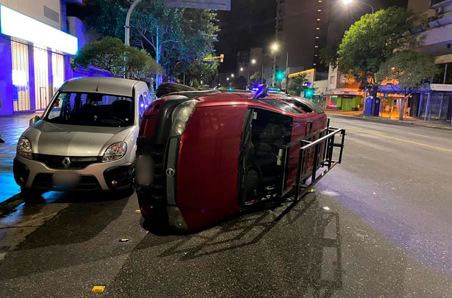 Iba alcoholizado el conductor del auto que chocó y volcó en el microcentro