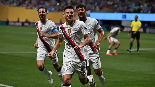 Echeverri debutó en la red en la goleada de Manchester City