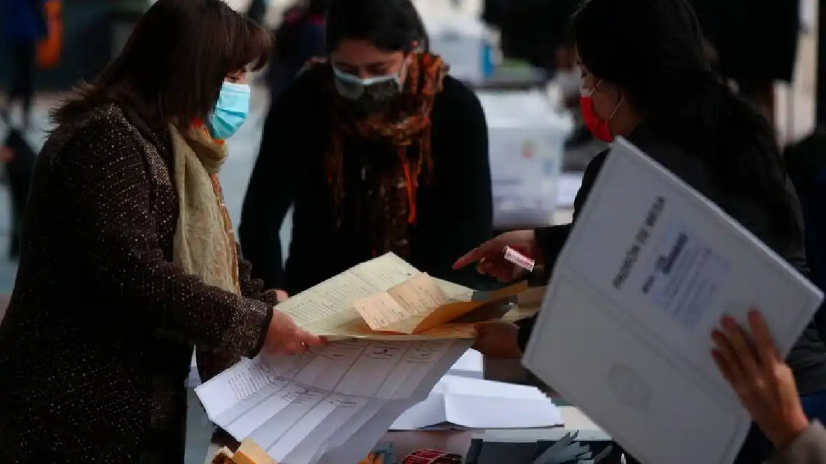 Chile comienza el conteo de votos en históricos comicios constituyentes