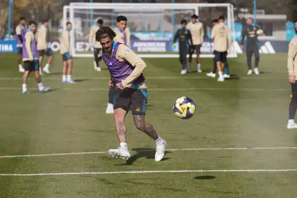 Con Chile en la mira, la Selección Argentina entrenó por primera vez y Scaloni deberá meter cambios obligados