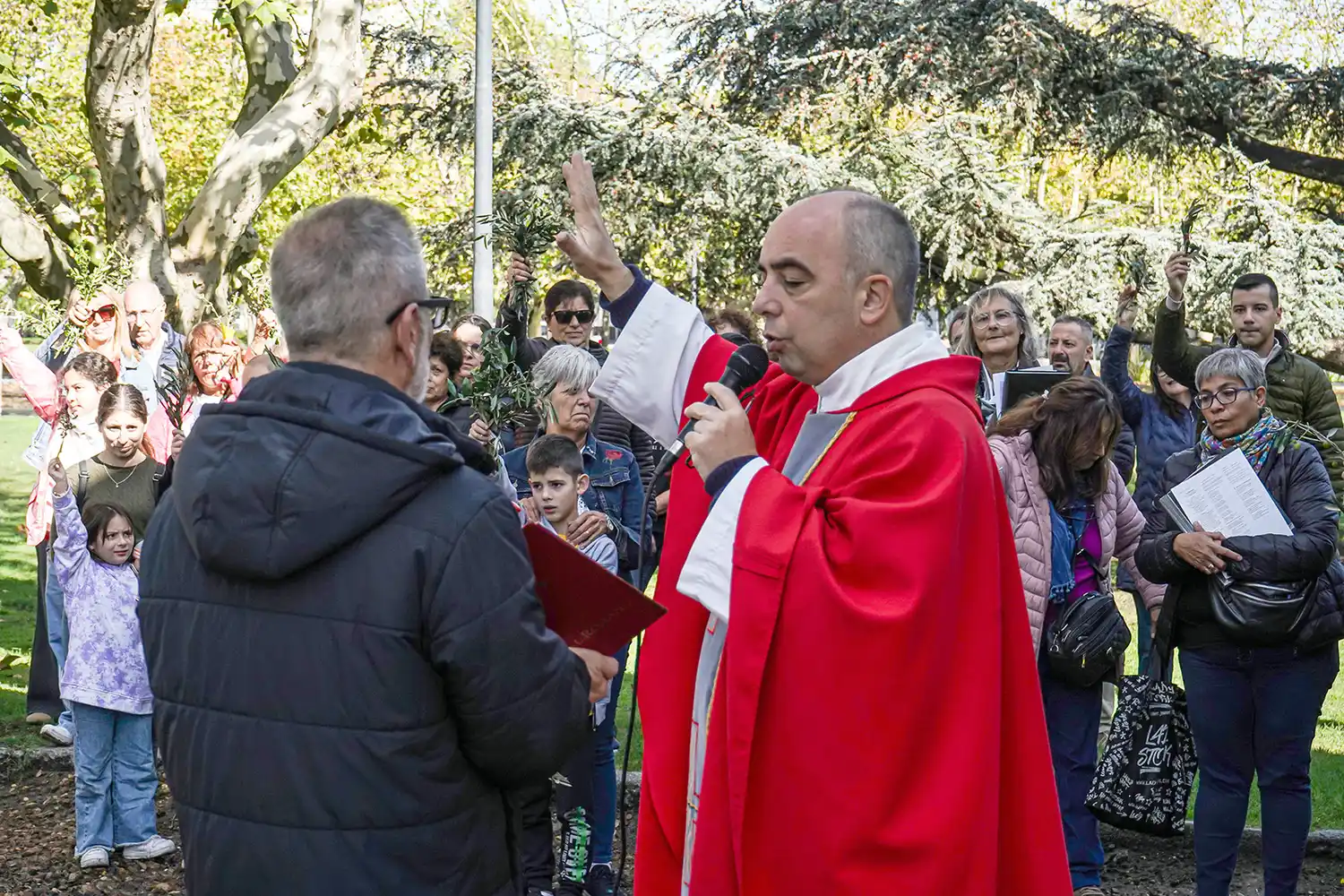 El sacerdote. Pablo Bosisio encabeza el acto religioso ayer en un sector de la Plaza Dardo Rocha