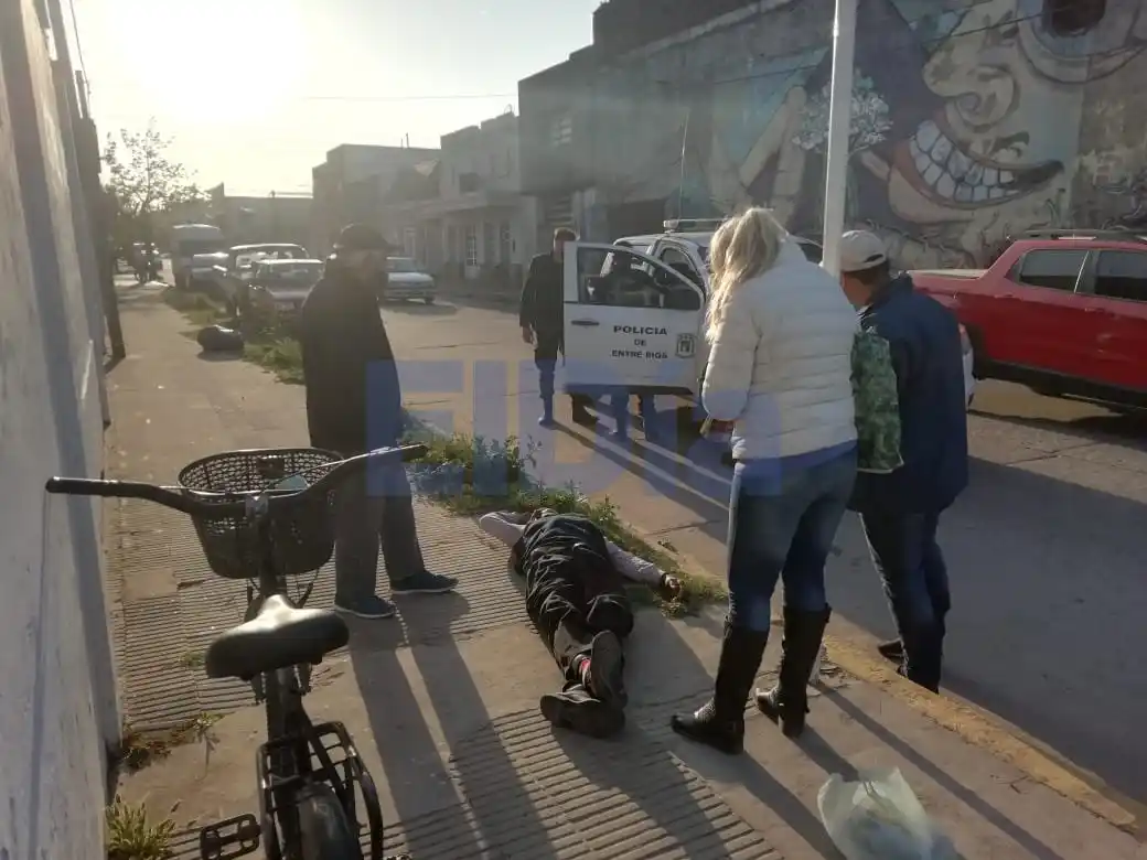 Un hombre sufrió heridas leves al caerse en la vereda luego de bajar de un colectivo