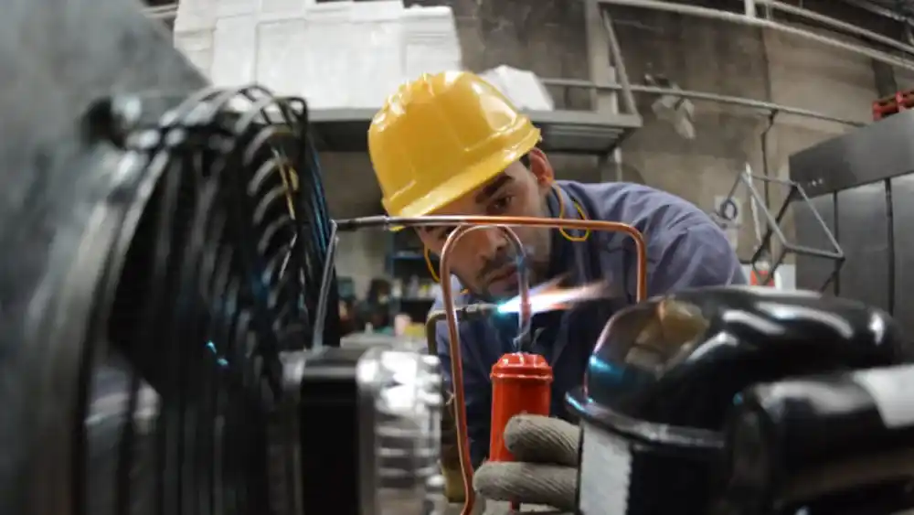 Indec: en abril, la industria manufacturera y la construcción cayeron 2,8% y acumulan retracciones de 2,4% y 2,1%