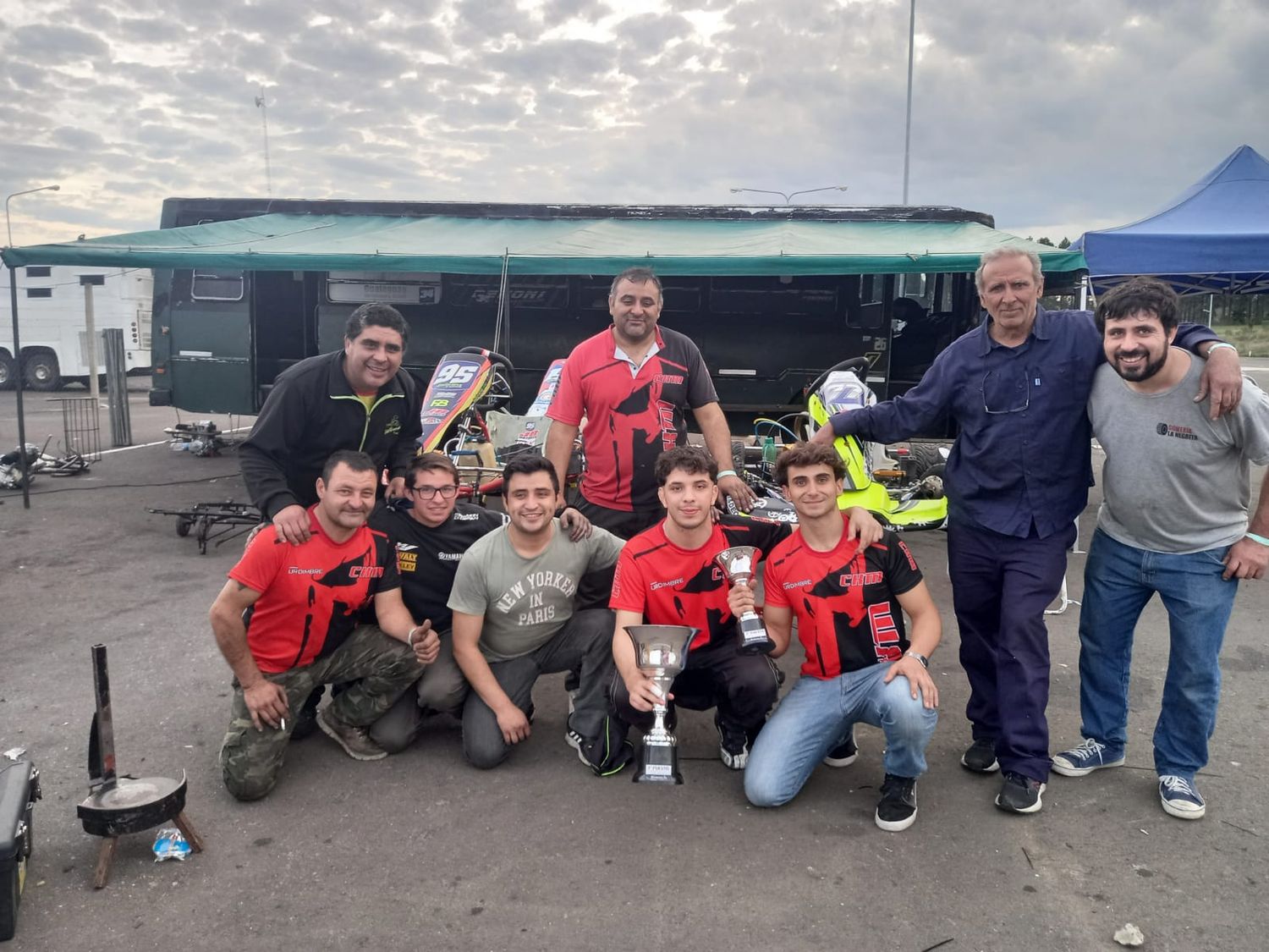 La alegría del equipo que acompaña a Franco Balbuena. Le entregaron un karting que vuela, ganó una final no apta para cardíacos y lleva dos victorias consecutivas tras los triunfos de La Paz y ahora en Concordia liderando la 150 "B".