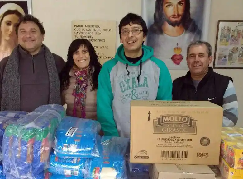 Trabajadores solidarios que colaboran con entidades