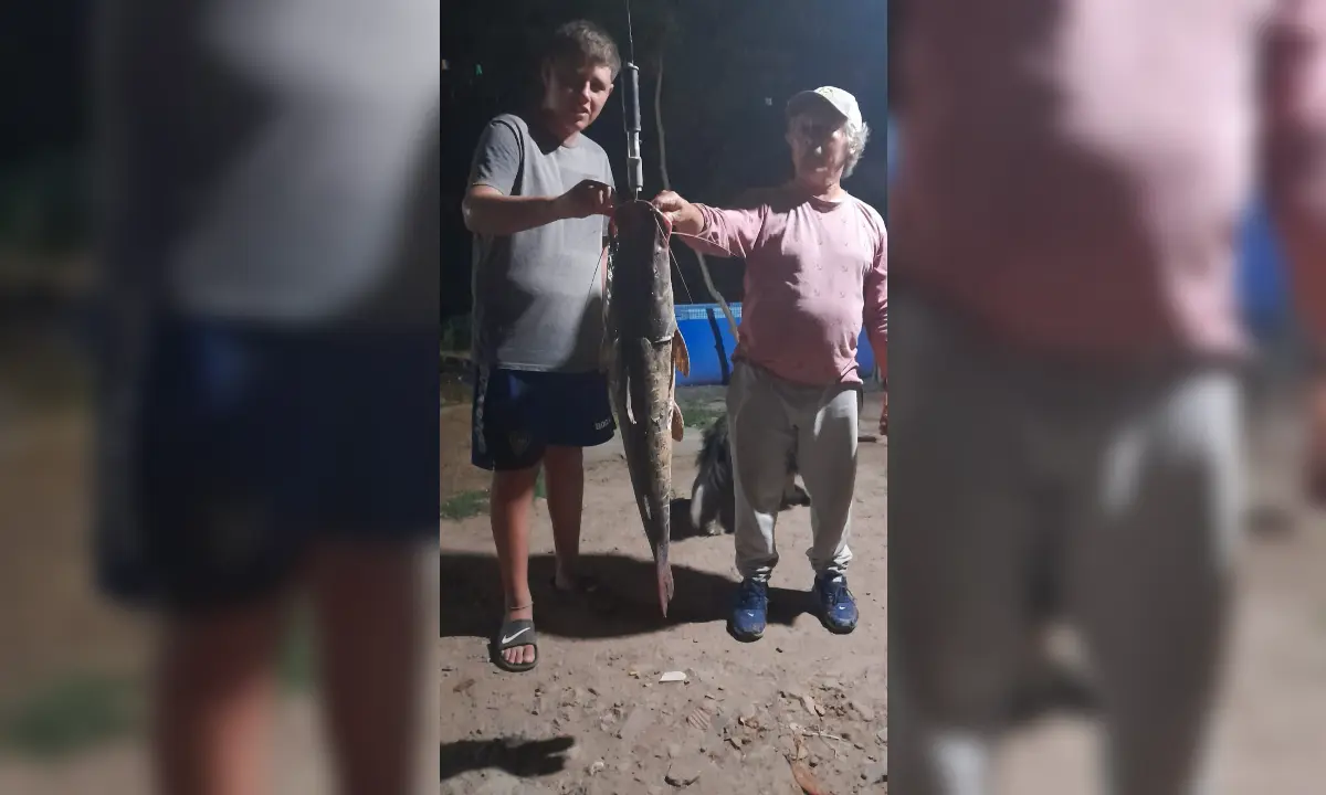 Piero y Thiago pescaron un surubí de 7 kilos