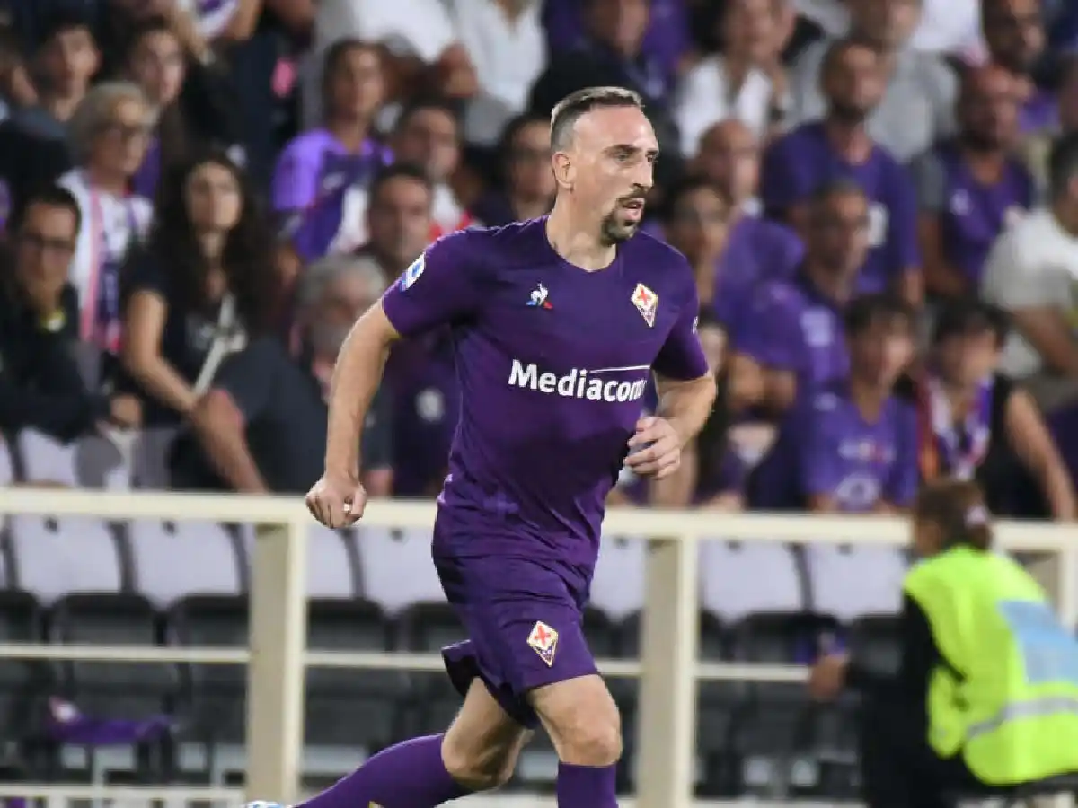 Tres fechas de suspensión para Ribery por empujar a un juez de línea 
