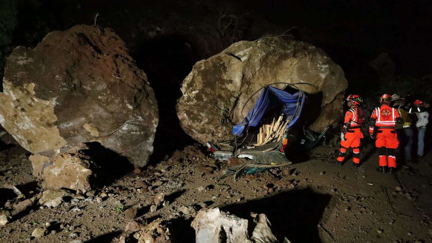 Guatemaltecos duermen en las calles tras sismos que causaron tres muertos