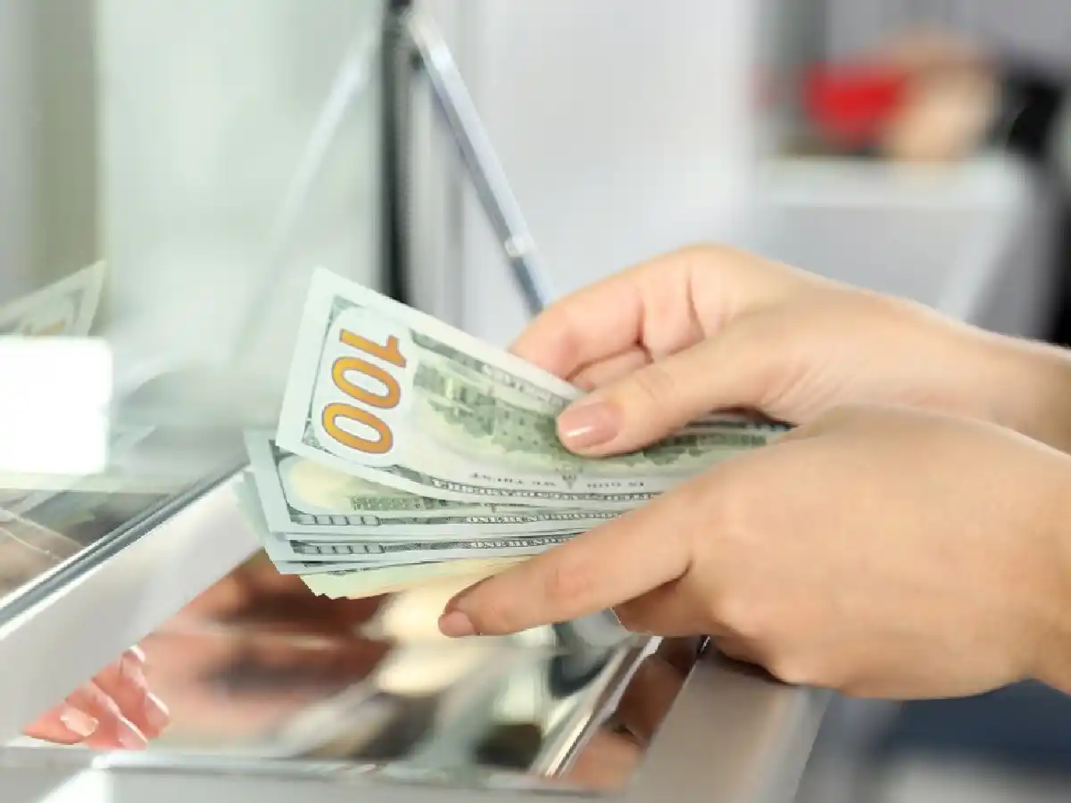 Los depósitos en pesos subieron en noviembre 3,4% intermensual y los nominados en dólares cayeron 3%