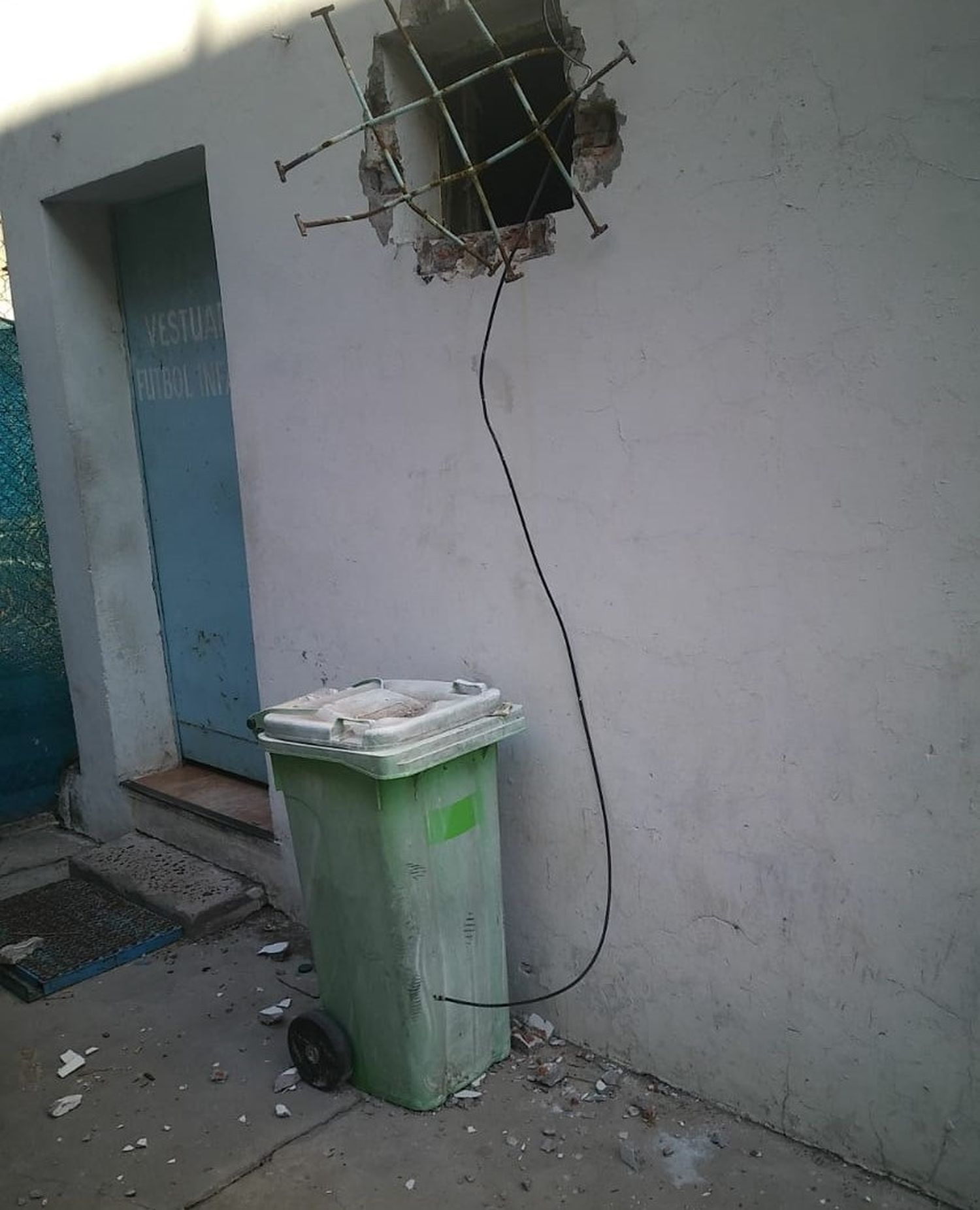 Ingresaron a robar a uno de los vestuarios del estadio de Juventud Unida