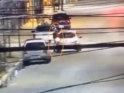 Un hombre arrastró unos 400 metros a su ex en el capot del auto y fue demorado por la Policía