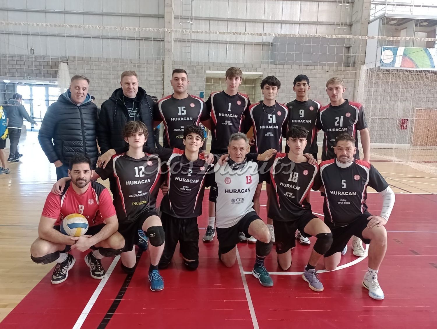El equipo de vóley necochense, junto a Marcelo Carabajal y Pablo Meana