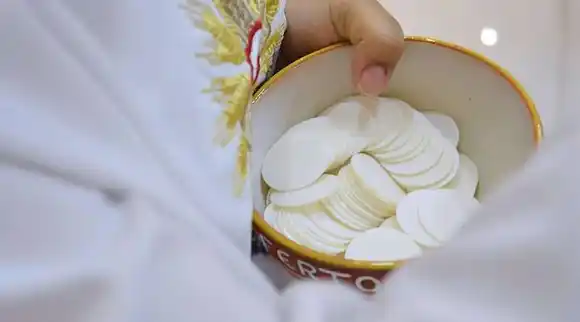 Obispo impondrá sanciones canónicas a sacerdotes que den comunión en la boca durante pandemia