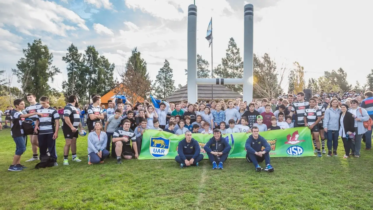 Los Pumas visitaron el club Alma Juniors de Esperanza