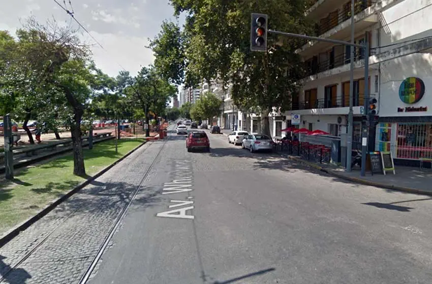 Violento asalto a una conocida heladería de la costa central: amenazaron a un empleado con un arma, robaron y huyeron