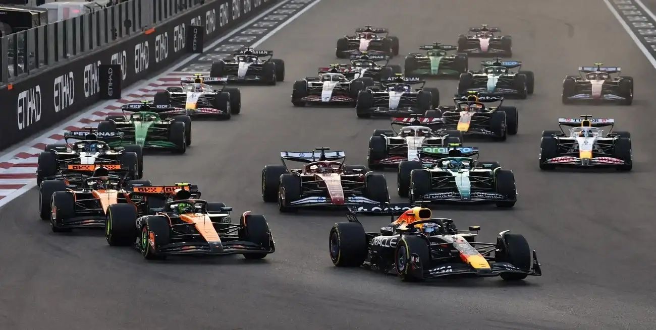 Largada del Gran Premio de Abu Dabi, una de las fechas que permanece bajo observación mientras la Fórmula 1 define su calendario para la temporada 2027. Reuters/Amr Alfiky