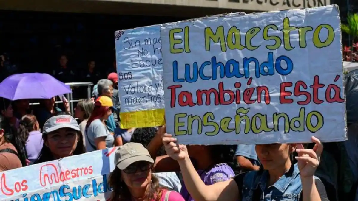 ¡CLAMANDO POR SALARIOS DIGNOS! Así los docentes “celebran” el Día del Maestro