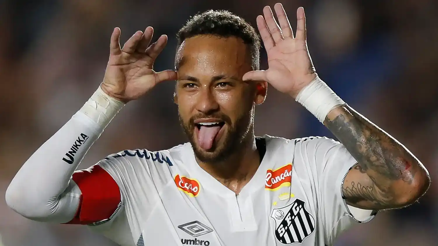 Neymar, el astro brasileño, jugando nuevamente en el club de sus amores.