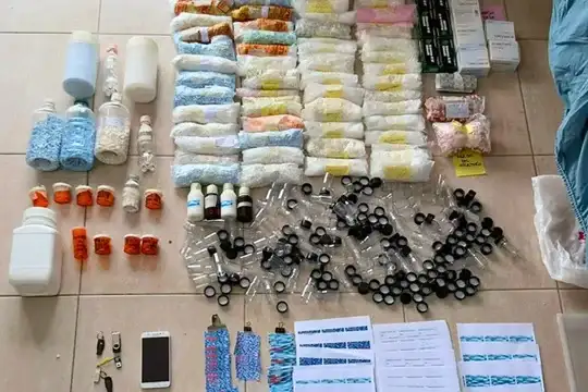 Secuestraron más de 8000 píldoras, insumos de embalaje y un auto de alta gama.