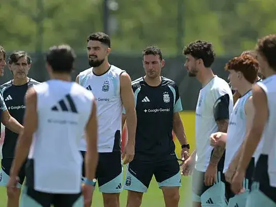 Scaloni piensa en alternativas con el primer puesto asegurado.