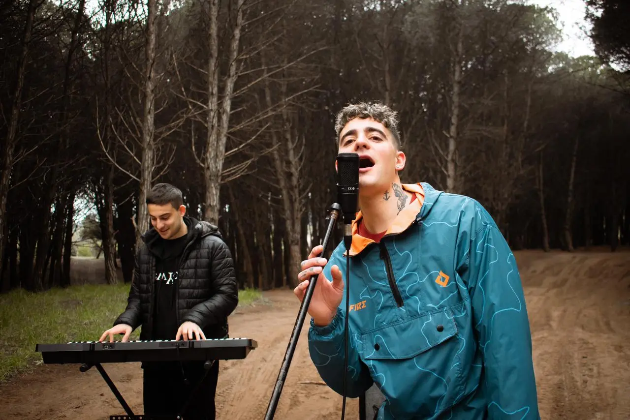 Mayka, un joven que inicia su carrera musical en la cumbia