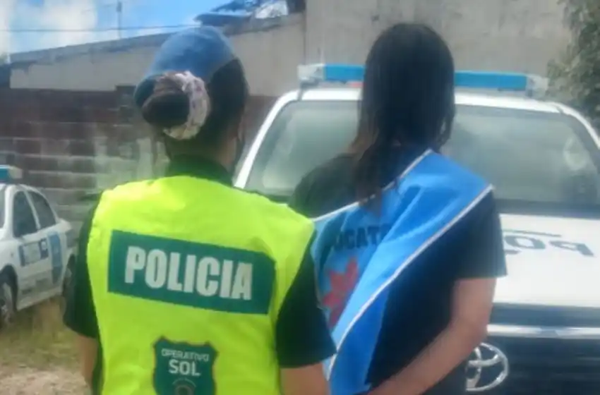 Detuvieron a una mujer por ocasionar daños en la puerta del Palacio Municipal