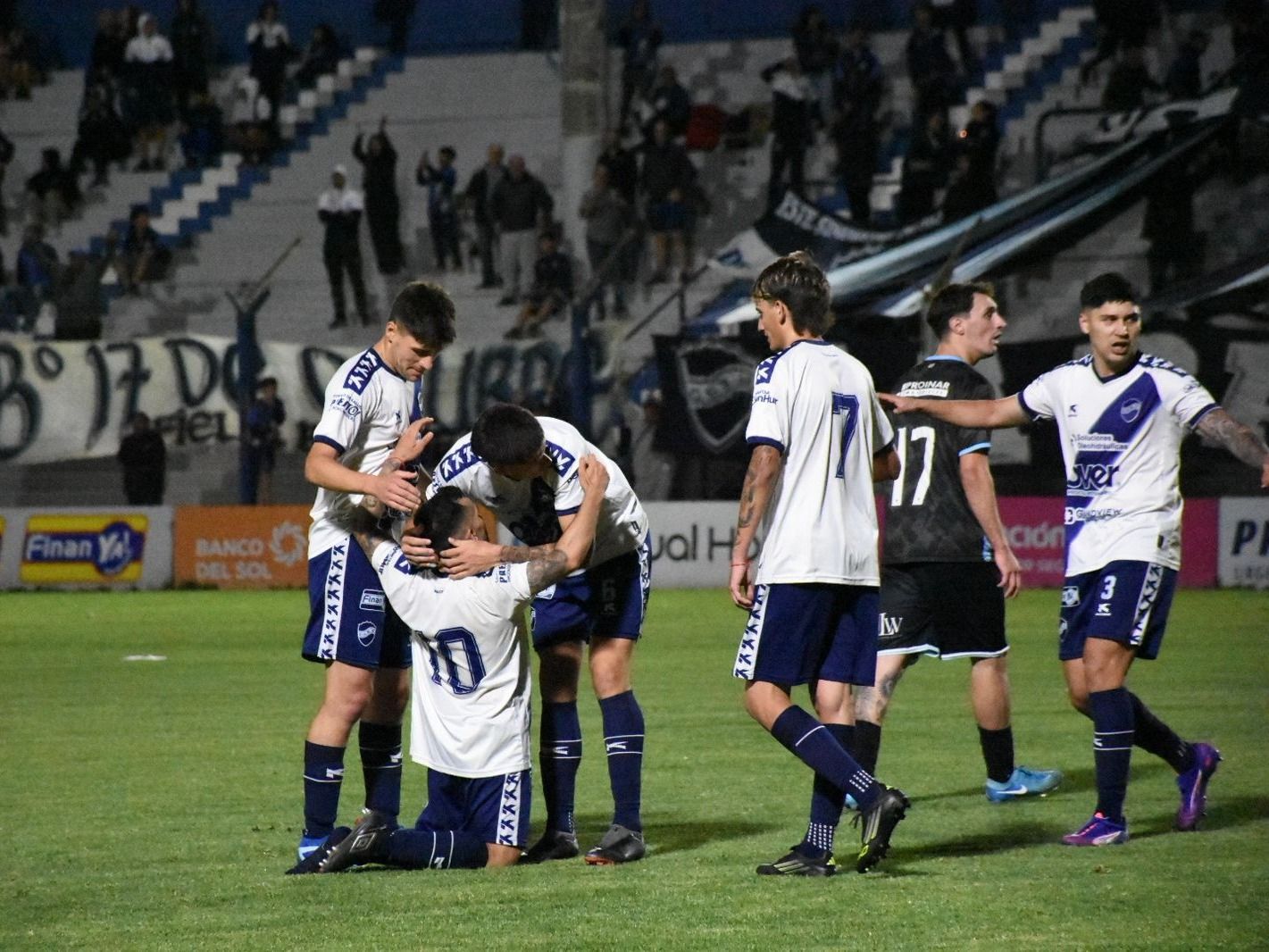 El Lobo le ganó 2 a 1 de local a San Lorenzo de Esperanza y clasificó de fase.Foto:Prensa BH