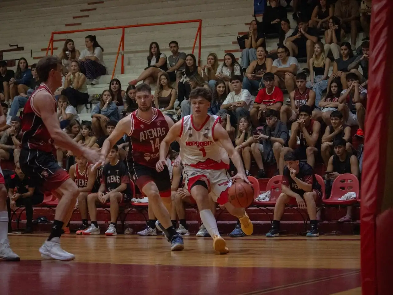 Manuel Puente, en la derrota rojinegra ante Atenas.