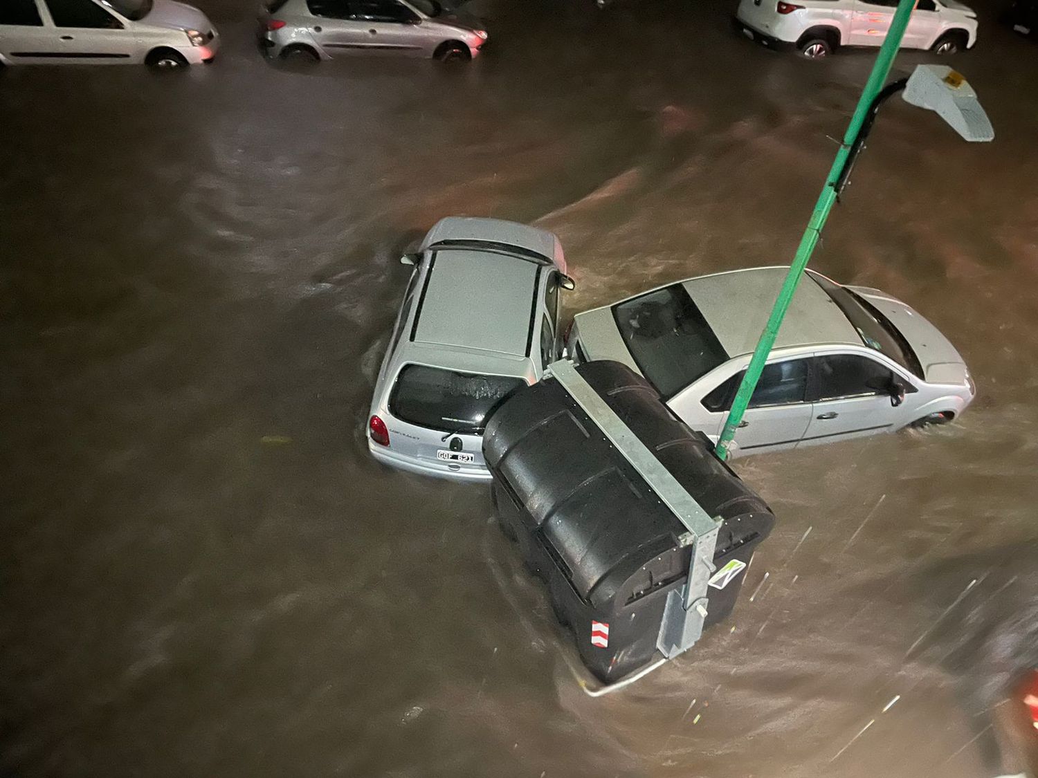 El agua se lleva los autos en calle 58 entre 6 y 7. Foto: @221radio