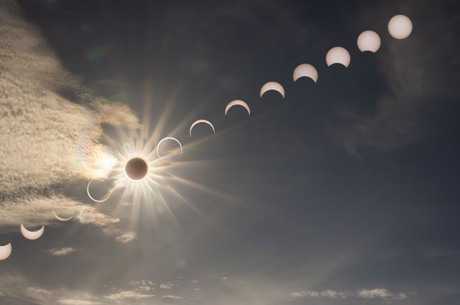 Este fenómeno ocurre cuando la Luna, en su apogeo, no cubre completamente al Sol, dejando visible un aro brillante alrededor.