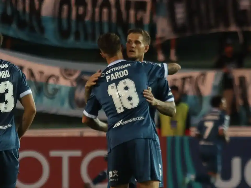 Racing arrancó con el pie derecho en Bolivia y dejó atrás el golpe del clásico