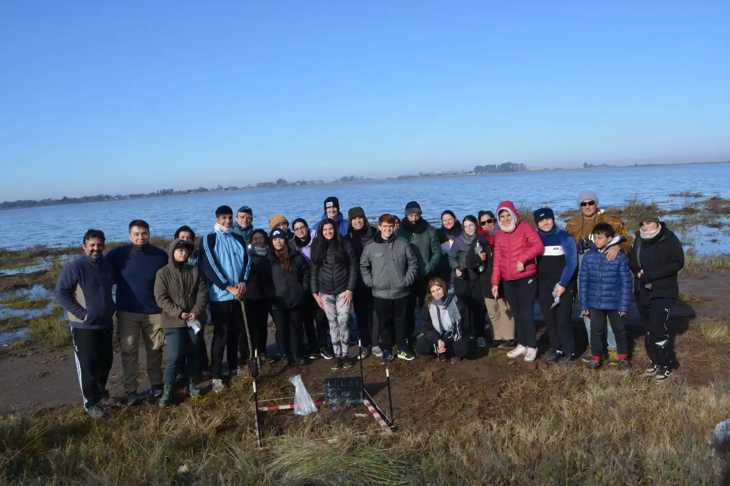 Los estudiantes junto a docentes recorrieron la zona de la laguna de San Eduardo. Foto: Gentileza.