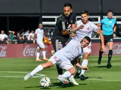 Barracas lo ganó con uno menos y se clasificó