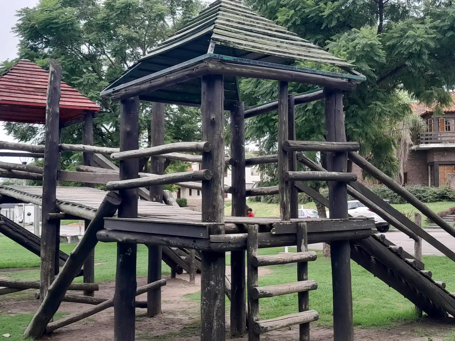 los juegos para niños de la Plaza de la Amistad representan un peligro por su falta de mantenimiento