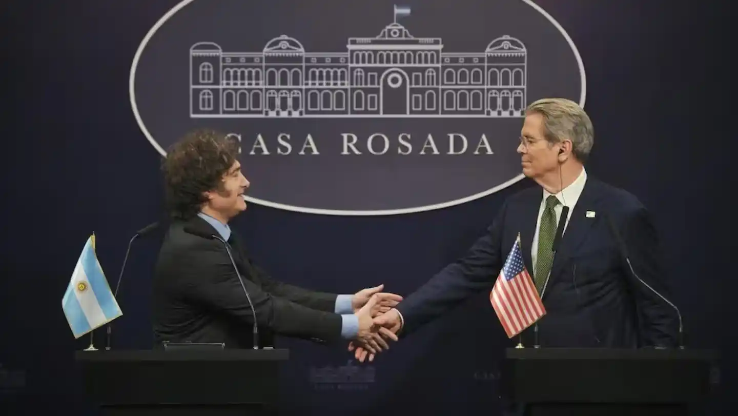 Javier Milei y Scott Bessent, en una declaración conjunta en Casa Rosada. (Foto: captura TN)