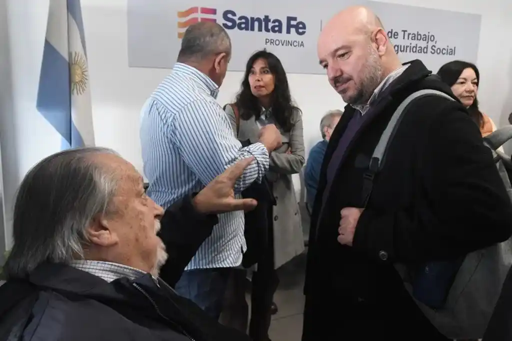 Dirigentes gremiales y funcionarios provinciales en otra reunión de la mesa paritaria.