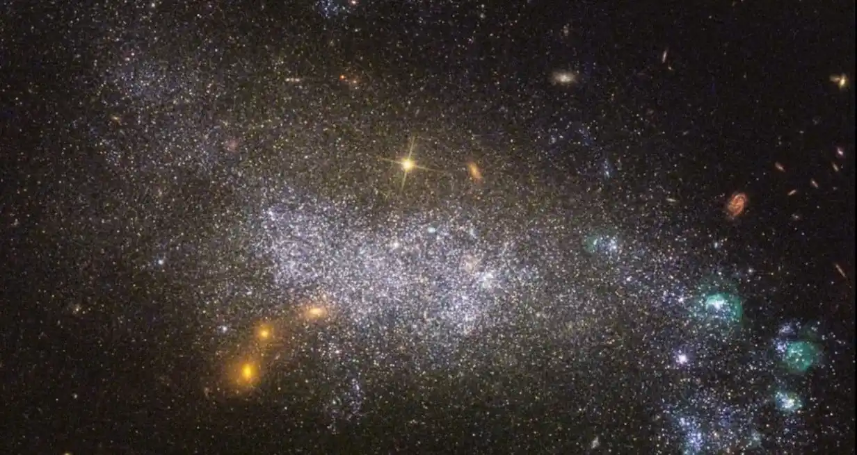 El estudio amplía la lista de solventes con capacidad para albergar biopolímeros que sustenten otros tipos de vida en exoplanetas. Gentileza NASA, ESA y LEGUS team.