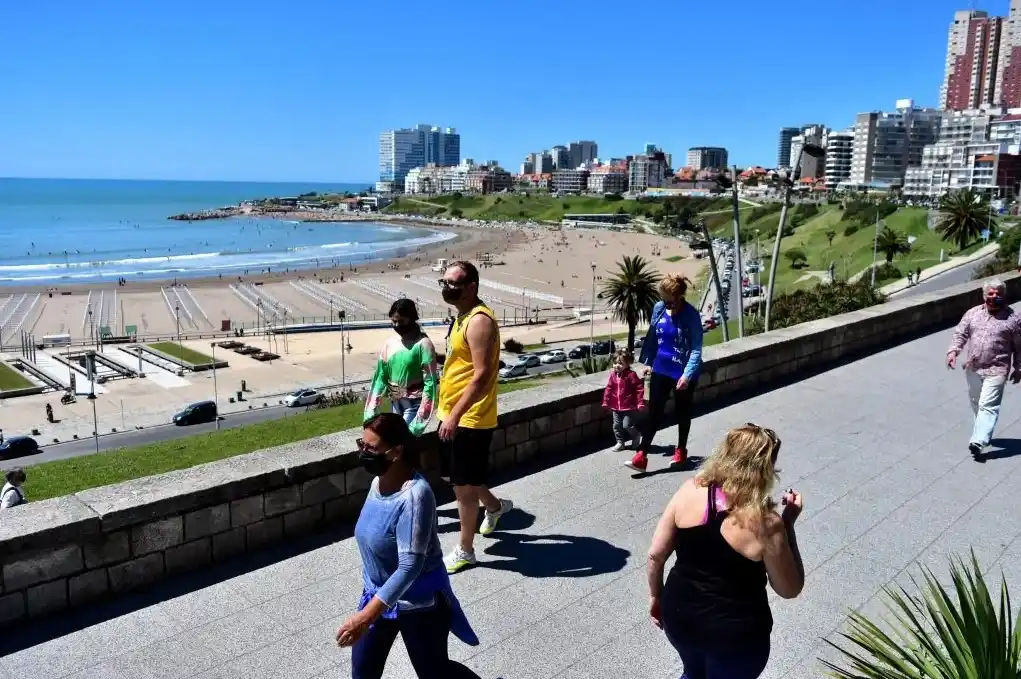 Verano en la Provincia: Qué deben hacer los turistas ante contactos o síntomas de COVID-19 durante las vacaciones