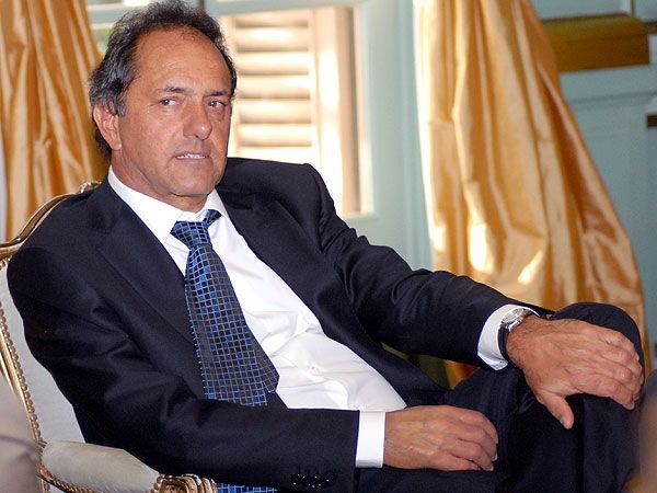 Operaron a Scioli por dolores en el brazo 