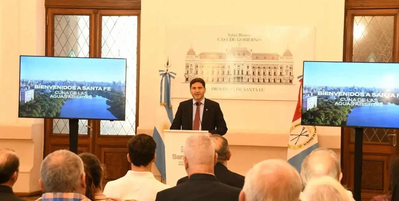 Maximiliano Pullaro en la presentación del Mundial Juvenil de Aguas Abiertas 2026. Foto: Manuel Fabatía