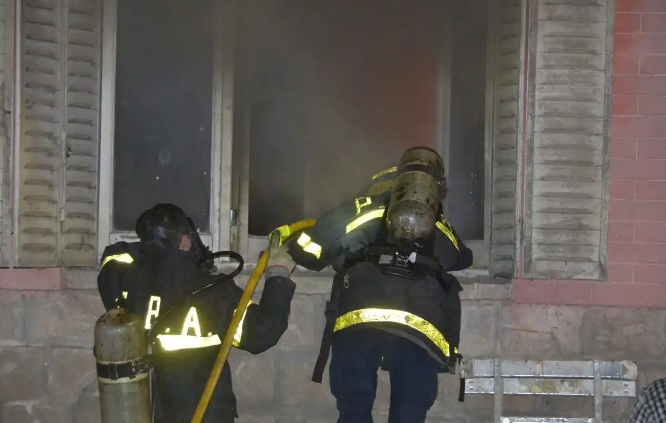 Ardió la habitación de una casa en Garibaldi al 200