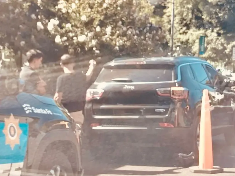 Delincuentes le rompieron un vidrio del auto y le robaron un bolso con al menos 16 millones de pesos en el centro