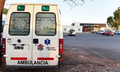 Una motociclista chocó con un auto y sufrió una fractura