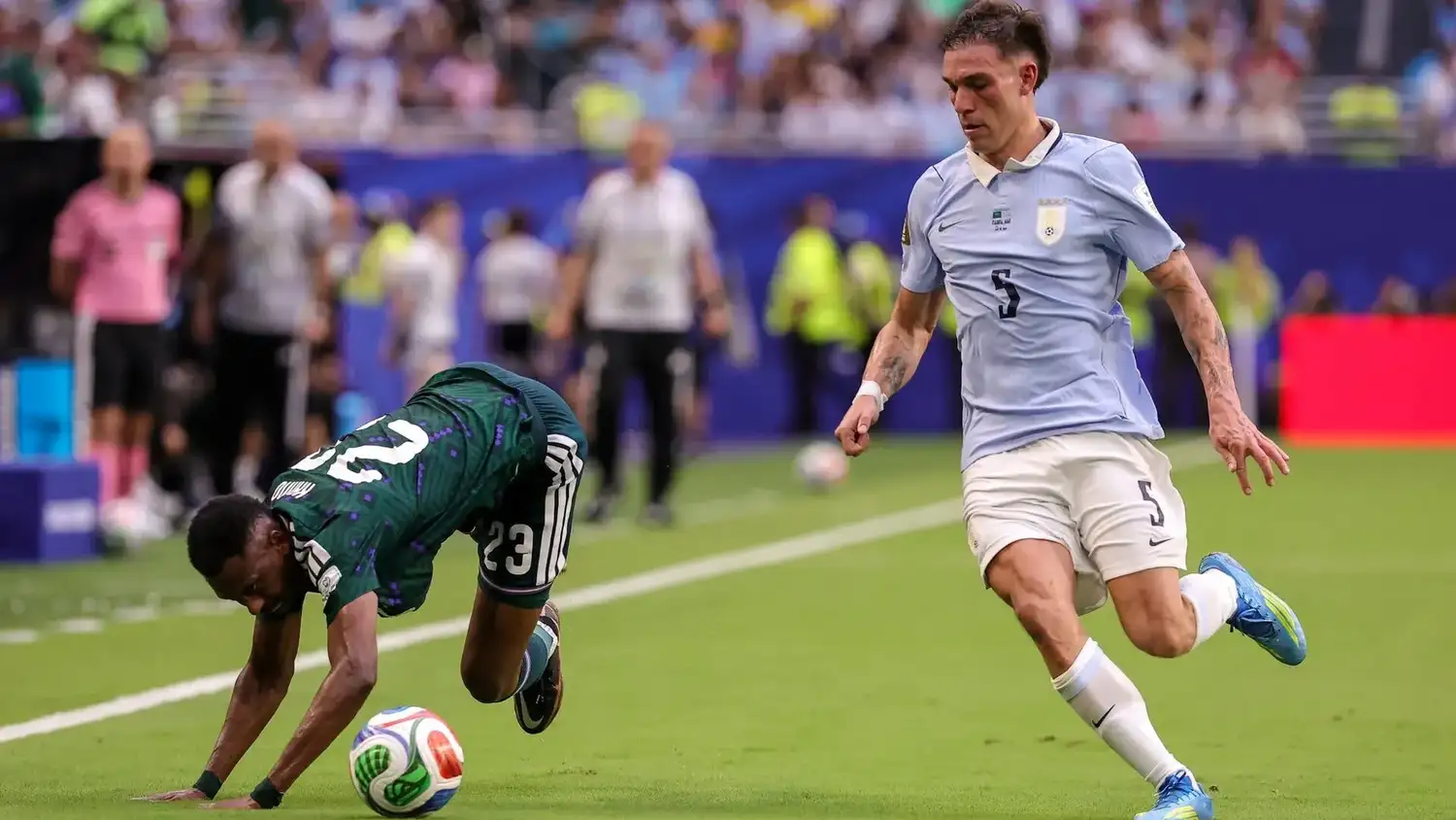 Mohamed Kanno y Manuel Ugarte van por la pelota.
