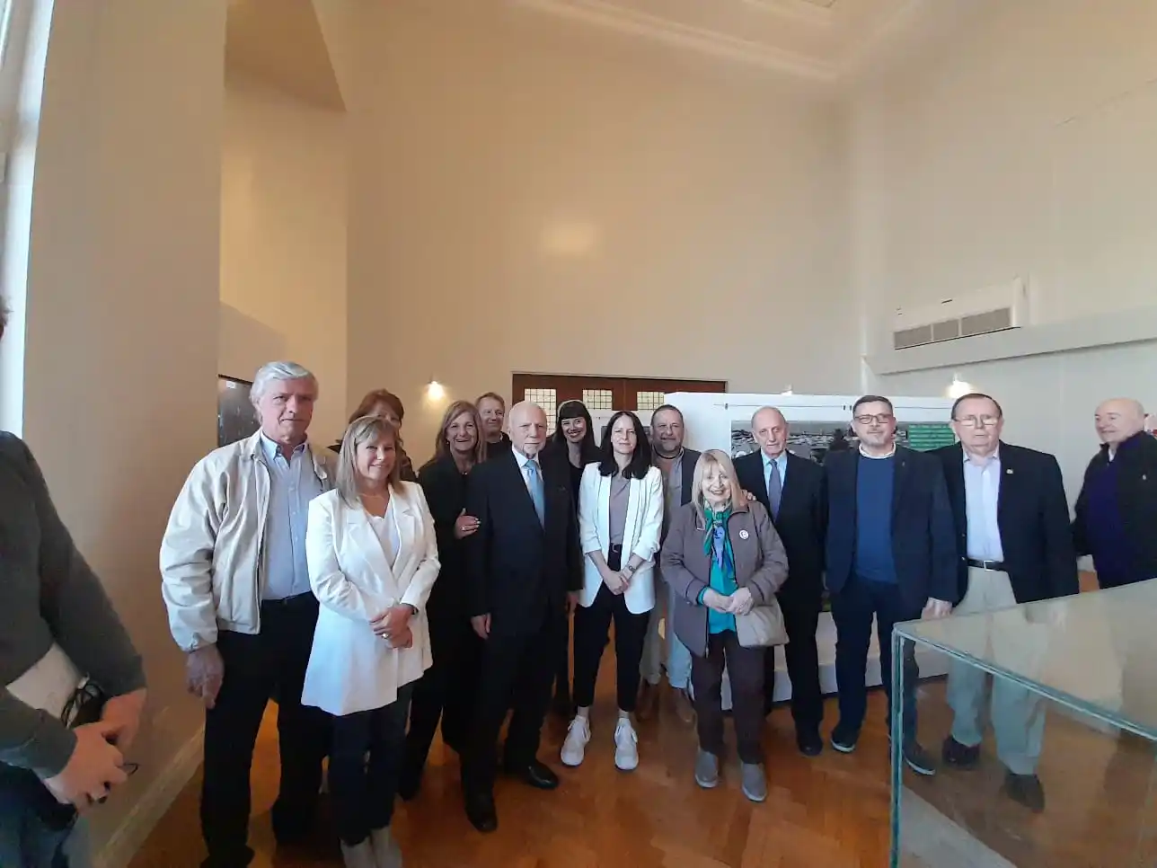 Antiguo Salón de Actos del Municipio puesto en valor y que ahora es parte del museo. La intendenta Soledad Martínez junto a la concejal Mariana Colela y representes de la Asociación Amigos del Museo. 