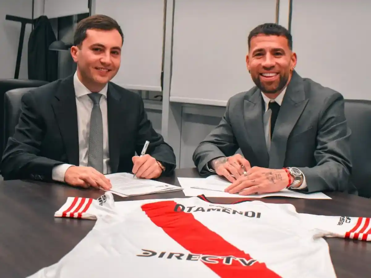 Otamendi junro al Pte. de River, S Di Carlo firmando su contrato hasta diciembre de 2027. Foto:River Plate