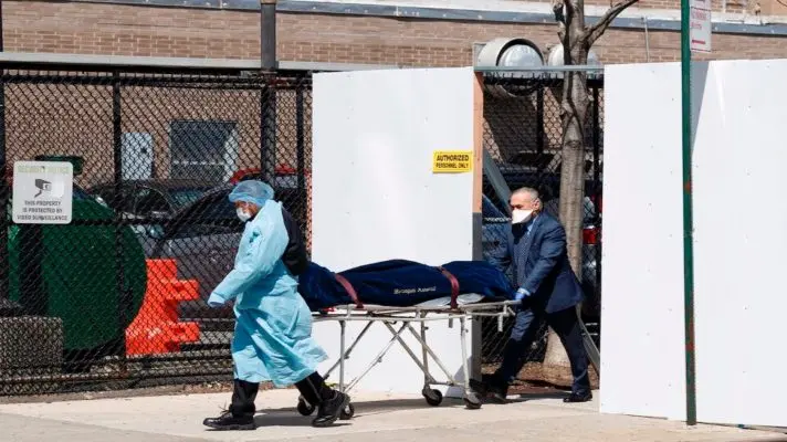 COLAPSAN FUNERARIAS EN EE.UU. POR OLA DE COVID-19: en Florida filas de cadáveres esperan por cremación