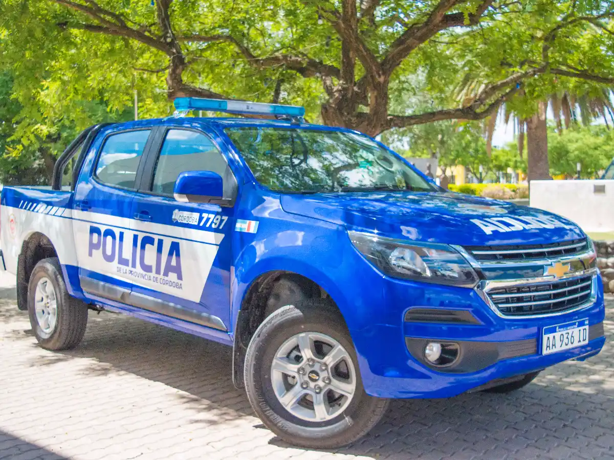 En procedimiento golpean a una policía