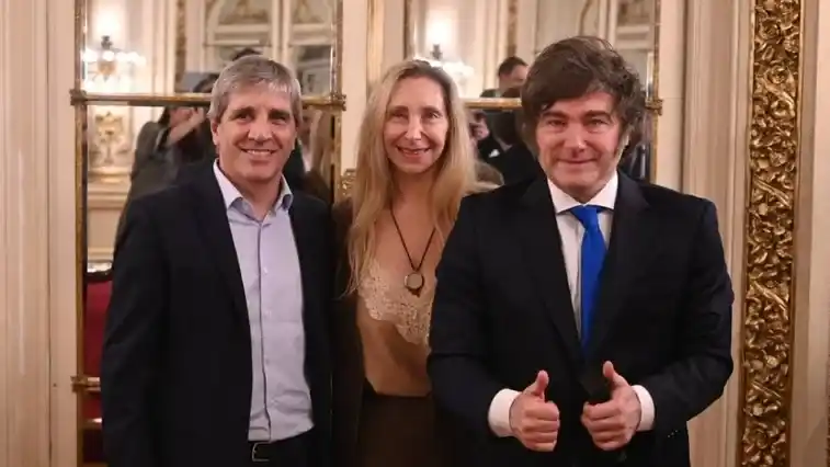 Felices los tres. Luis Caputo, Javier Milei y Karina Milei.